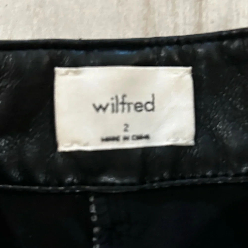 ARITZIA WILFRED VEGAN LEATHER HIGH
RISE TAPERED CARGO PANTS, size 2 - Picture 8 of 9